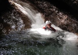 A man enjoying the Canyoning in Taxaklamm near Erpfendorf with Drop In Adventures Erl.