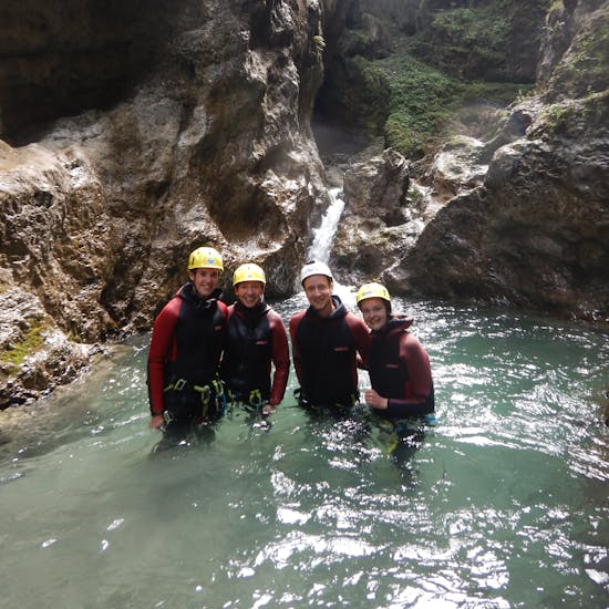 Eine Gruppe von Freunden genießt die Canyoning in der Taxaklamm bei Erpfendorf mit Drop In Adventures Erl.
