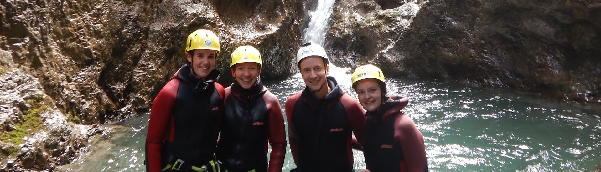 A group of friends is enjoing the Canyoning in Taxaklamm near Erpfendorf with Drop In Adventures Erl.