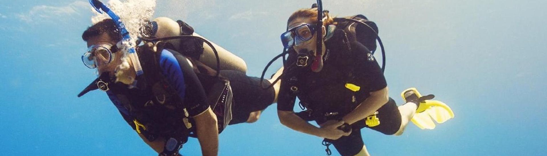 Zwei Personen nehmen am PADI Scuba Diver Tauchkurs in Agia Pelagia für Anfänger des Stay Wet Dive Centers teil.