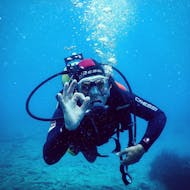 Ein Taucher macht bei einem der Tauchgänge in Agia Pelagia für zertifizierte Taucher mit dem Stay Wet Dive Center das OK Zeichen.