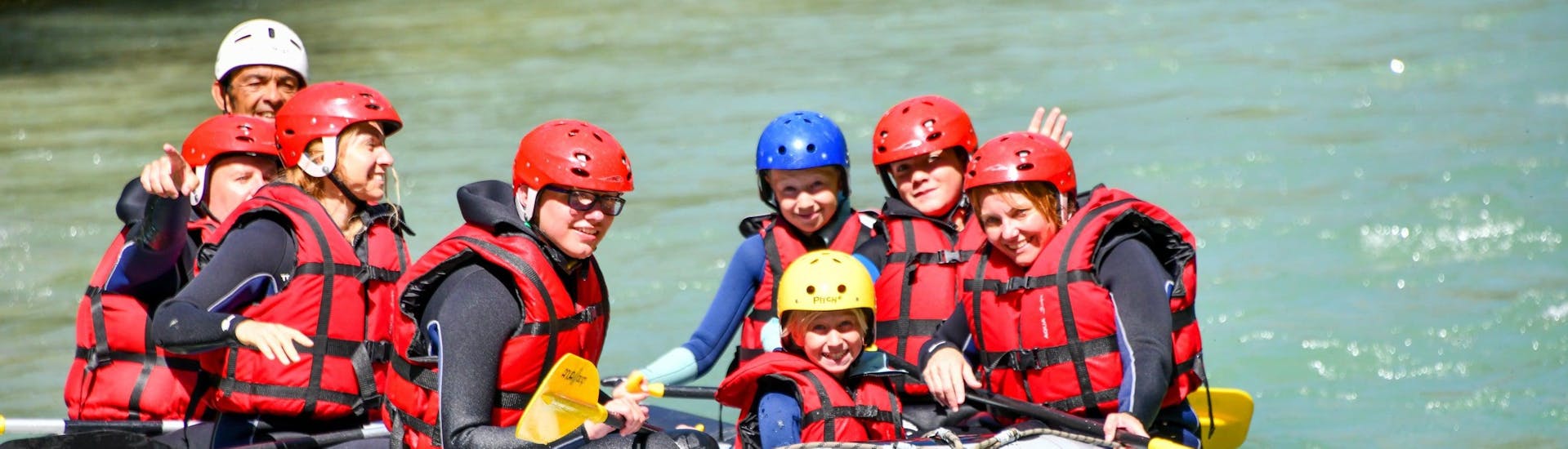 A family is enjoyng their Discovery Rafting Tour on the Verdon River in Castellane with Feel Rafting.