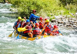 Friends are tackling rapids during their Classic Rafting Tour on the Verdon River in Castellane with Feel Rafting.