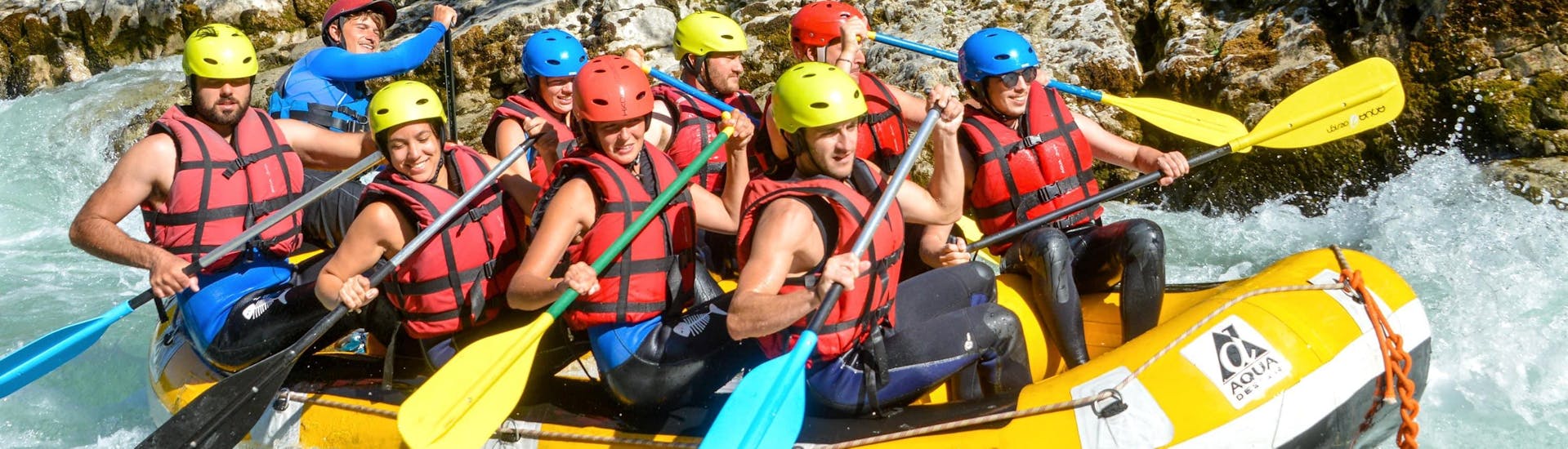 Friends are navigating some rapids during their Adventurous Rafting  Tour on the Verdon River in Castellane with Feel Rafting.