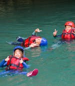 I bambini galleggiano nel fiume durante il tour di trekking fluviale a Pont de Tusset nel Verdon per famiglie con Feel Rafting.