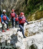 A man is jumping in the river during his River Trekking Tour in Couloir Samson in Verdon with Feel Rafting.