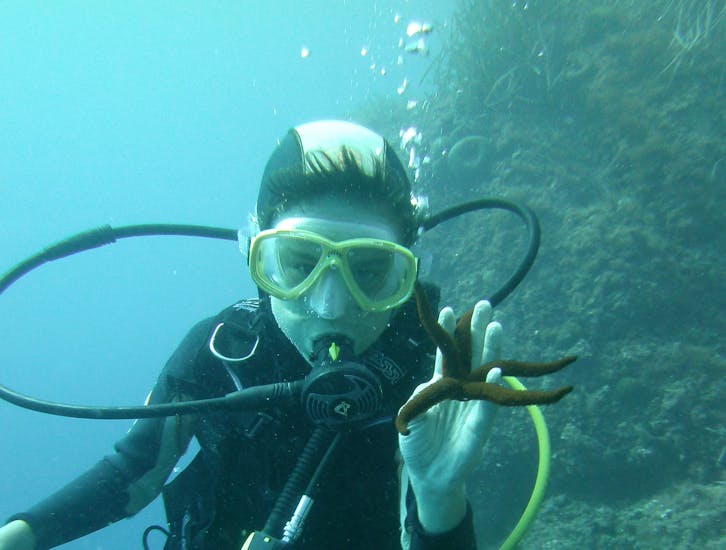 Two people doing a Trial Scuba Diving in Nice with Le Poséidon.