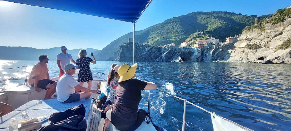 Durante el viaje en barco por Cinque Terre desde Monterosso y Levanto con Ale 5 Terre, los turistas observan y fotografían la costa.