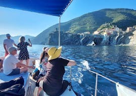 During the boat trip along Cinque Terre from Monterosso and Levanto with Ale 5 Terre tourists watch and photograph the coastline.