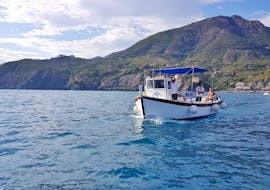 During the private boat trip to the Cinque Terre with Aperitif from Monterosso and Levanto with Ale 5 Terre the boat is photographed from the distance. 