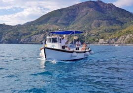 Nuestro barco está listo para una nueva aventura durante el paseo en barco privado a las Cinque Terre con Aperitivo, con Ale Cinque Terre.