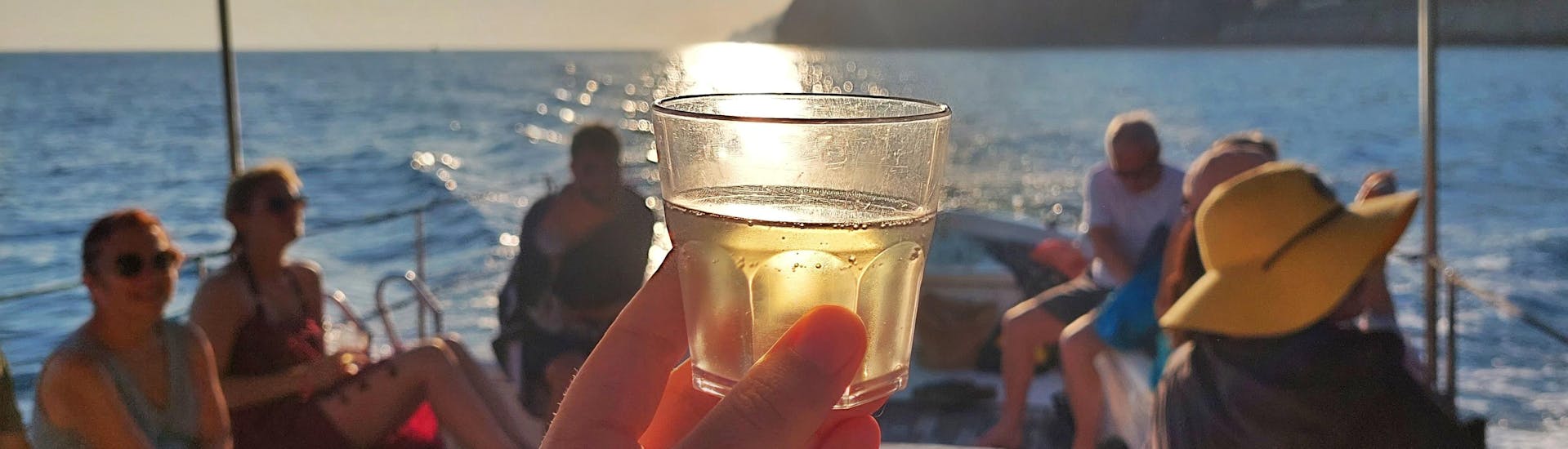 During the Sunset boat trip in Cinque Terre from Monterosso and Levanto with Ale 5 Terre participants drink prosecco while watching the sunset.