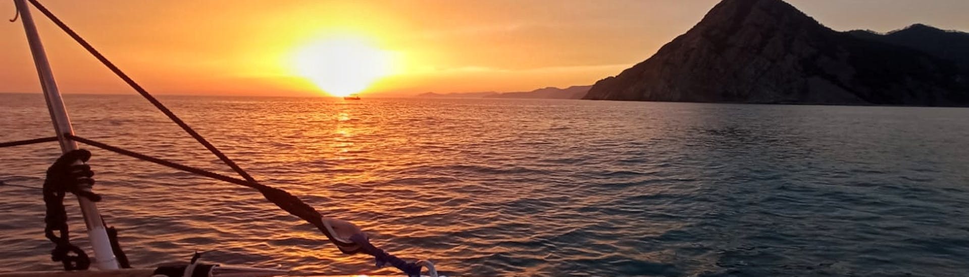 Balade privée en bateau à Cinque Terre au coucher du soleil.