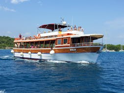 Während der Bootstour von Split zur Blauen Lagune mit Schnorchel-Stopp mit Max Nautica Split ist das Schiff auf dem Weg zu einem der drei geplanten Stopps.