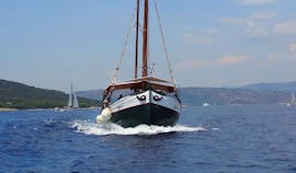 Durante un viaje en barco desde Trogir, Okrug y Medena con Max Nautica Split, el barco se dirige hacia la Laguna Azul.