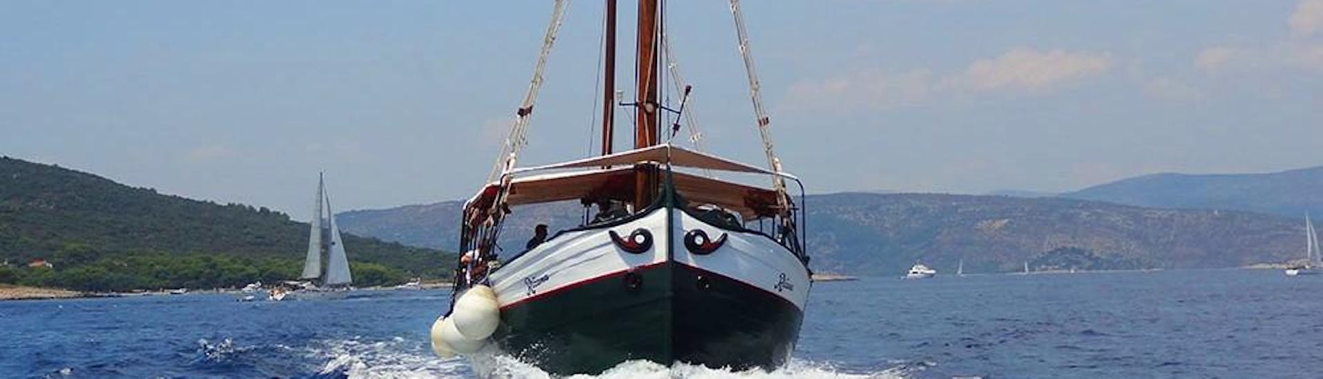 Während einer Bootstour von Trogir, Okrug und Medena zur Blauen Lagune mit Max Nautica Split steuert das Schiff auf die Blaue Lagune zu. 
