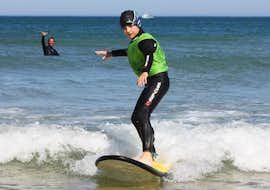 surfing-lessons-for-kids-6-8-y-on-messanges-south-beach-messanges-surf-school A kid is surfing his first waves thanks to his Surfing Lessons for Kids (6-8 y.) on Messanges South Beach with Messanges Surf School.