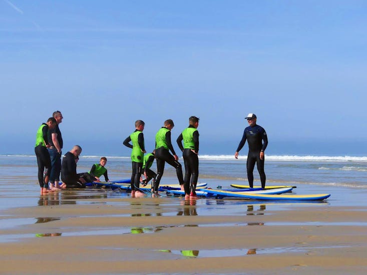 Les surfeurs se préparent pour leur cours de surf (dès 9 ans) sur la plage Sud à Messanges avec Messanges Surf School.
