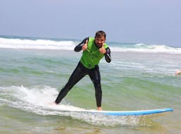 Un homme est heureux de surfer sur une vague grâce à son Cours de surf (dès 9 ans) sur la plage Sud à Messanges avec Messanges Surf School.