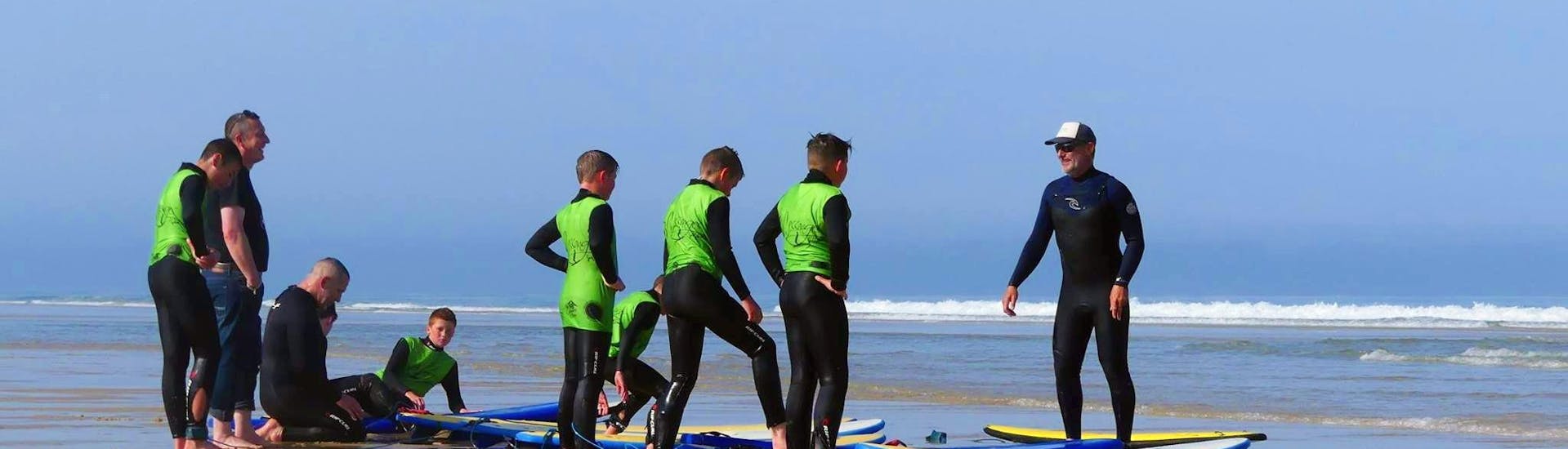 Les surfeurs se préparent pour leur cours de surf "Pack Famille" sur la plage Sud à Messanges avec Messanges Surf School.