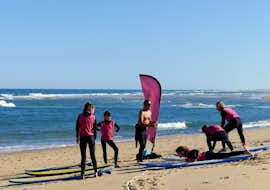 Cours de surf "Pack Famille" sur la plage Sud à Messanges avec Messanges Surf School Une famille s'échauffe sur la plage avant son Cours de surf "Pack Famille" sur la plage Sud à Messanges avec Messanges Surf School.