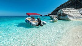 During the boat hire in Cala Gonone (up to 6 persons) the boat is anchored on the beach.