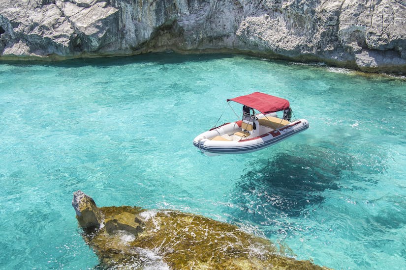 The modern RIB boat that you can rent for up to 6 people in Cala Gonone, with Dovesesto Cala Gonone.