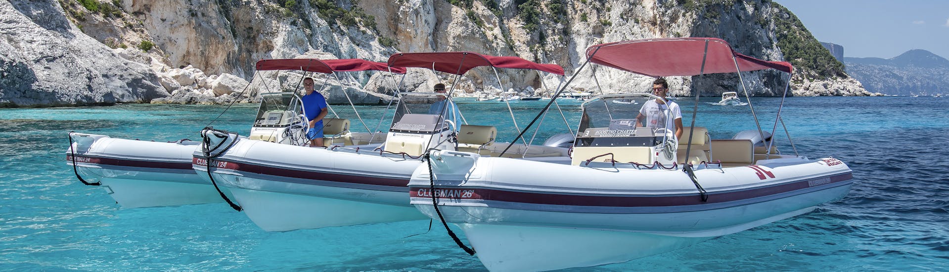 3 de nos bateaux pneumatiques sont côte à côte pendant la location de bateaux pneumatiques à Cala Gonone (jusqu'à 10 personnes) avec Dovesesto.