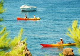 Kajakverleih im Naturpark L'Estérel mit Sea First Cannes & Saint-Raphaël Kajakfahrer beim Seekajakverleih im Estérel Natural Parc mit Sea First.
