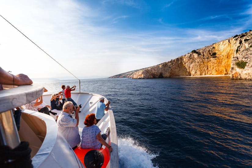 Die Passagiere der Bootstour nach Rab und Pag von Krk aus genießen vom Boot Tajana aus den Blick auf die Küste.