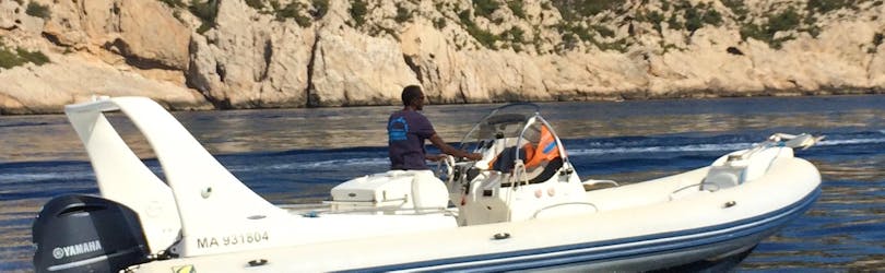 Zicht op de boot tijdens een Privé Boottocht naar de Calanques vanuit Marseille met Balade en Mer.