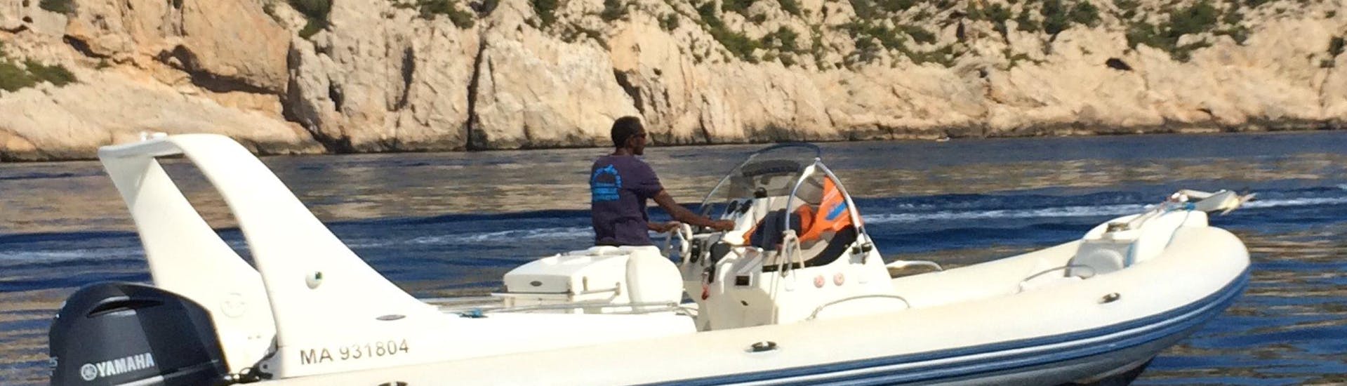 Blick auf das Boot während einer privaten Bootsfahrt zu den Calanques ab Marseille mit Balade en Mer.