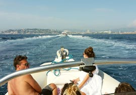Des personnes se détendent lors de la Balade privée en bateau aux Calanques depuis Cassis avec Balade en Mer. 