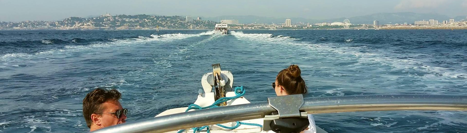 Un grupo de personas relajándose durante el paseo en barco privado a las Calanques, desde Cassis, con Balade en Mer.