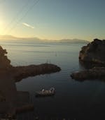 Vista de la puesta de sol durante el viaje en barco privado al atardecer a las islas Frioul, desde Marsella, con Balade en Mer.