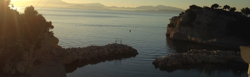 Blick auf den Hafen während der privaten Bootsfahrt bei Sonnenuntergang zu den Frioul-Inseln ab Marseille mit Balade en Mer.