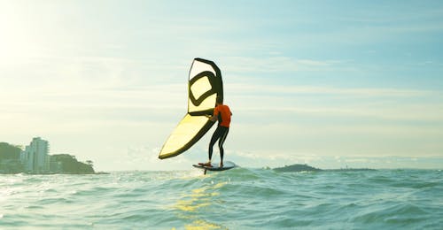 Cursos de Windsurf en Hyères a partir de 12 años Cursos de Windsurf en Hyères a partir de 12 años.