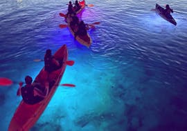 A group of people go on a sea kayaking trip in Pula at night together with Pula Outdoor. 