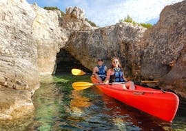 A couple goes on a sea kayaking adventure in Pula together with Pula Outdoor. 