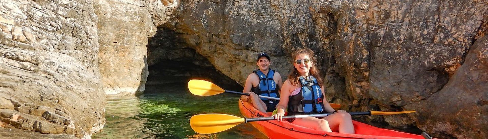 Acantilados y kayak de mar en la cueva azul en Pula.