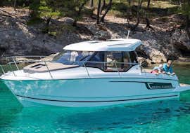 Bootsverleih in Trogir (bis zu 9 Personen) mit Mayer Charter Trogir Personen beim Bootsverleih Verleih in Trogir (bis zu 9 Personen) mit Mayer Charter Trogir.