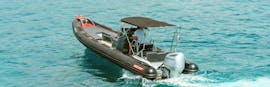Un homme pilote un bateau à moteur loué pour 13 personnes à Trogir avec Mayer Charter.