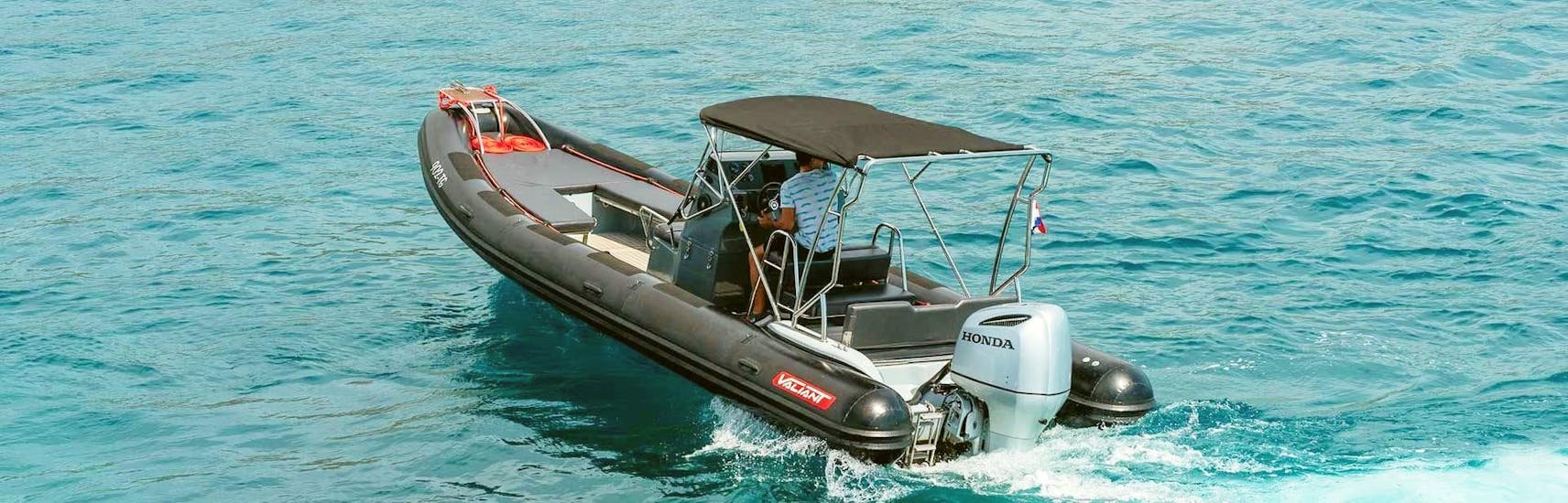 Una persona che noleggia una barca a motore per 13 persone a Trogir con Mayer Charter.