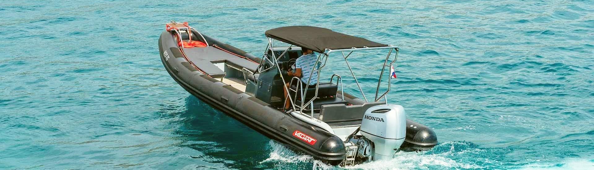 Een persoon doet een motorboot verhuur voor 13 personen in Trogir met Mayer Charter.