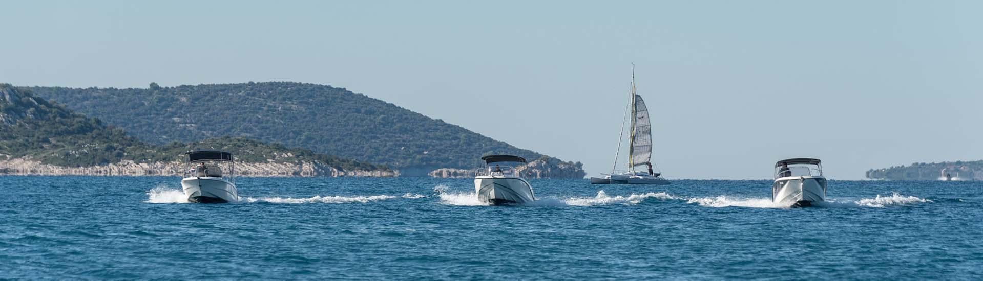 Mensen doen een motorboot huren voor 10 personen in Trogir met onze partner Mayer Charter.