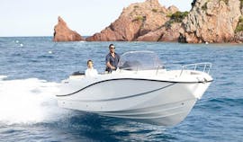Un couple a loué un bateau à moteur  pour 10 personnes à Trogir avec Mayer Charter.