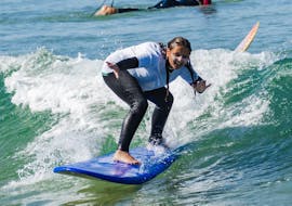A young girl from the Gecko Surf School surfs on the Costa da Caparica.