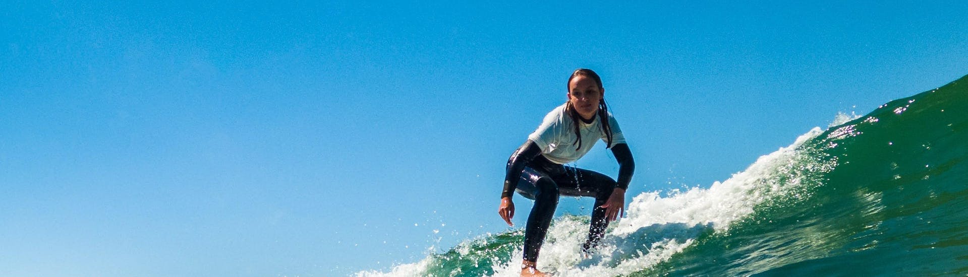 Lezioni private di surf a Costa da Caparica da 8 anni per principianti.