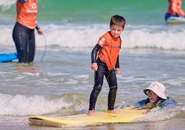 A kid doing surfing lessons on Cova da Alfarroba in Peniche with Special Surf 78.
