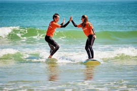 Dos personas teniendo clases particulares de surf en Cova da Alfarroba en Peniche, con Special Surf 78.